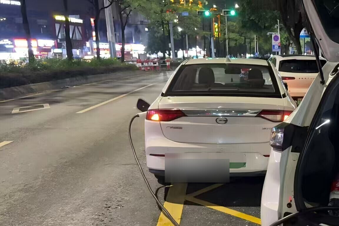 移动充电 · 深圳夜间道路