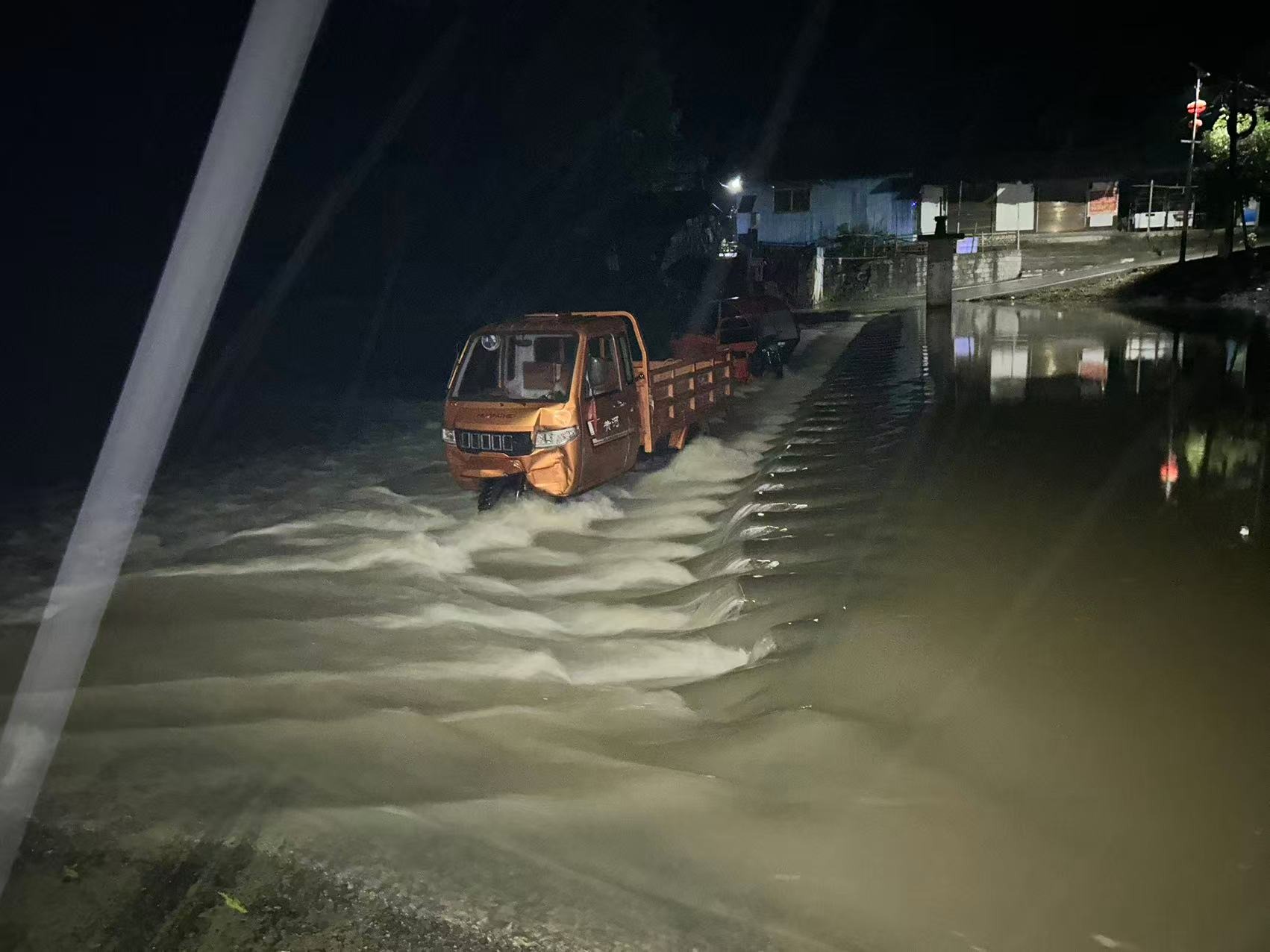 脱困救援 — 涉水车辆救援